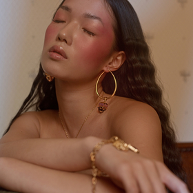 Stilla earrings with hibryd moor gold charm
