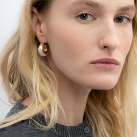 Gold earrings with mother-of-pearl coating