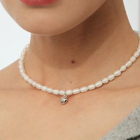 Choker made of natural pearls with a silver heart pendant
