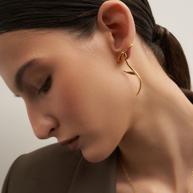 Gold-plated LADY GARDEN earring on the left ear