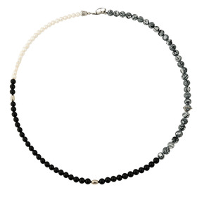 Necklace made of pearls and two-tone onyx. 100 cm