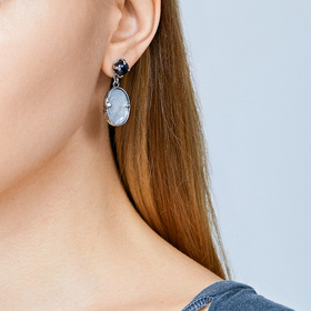 Earrings made of silver with pearls and mother of pearl, from the Fly me to the moon collection