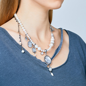 Necklace-chain made of silver with pearls, mother of pearl and moonstone, from the Fly me to the moon collection