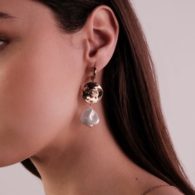 Gold-plated pearl earrings STRAIGHT IN THE EYE