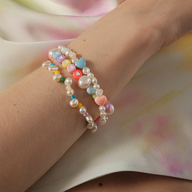 Bracelet made of multicolored hearts and pearls