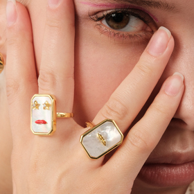 Lips for Chadon gold-plated silver ring in with mother-of-pearl insert, red enamel lips and star eyes