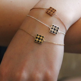Double-sided bracelet with a houndstooth pattern made of neon and black enamel