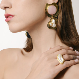 Gold-plated ring with mother-of-pearl insert
