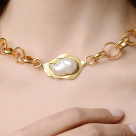 Gold-plated necklace with large links with mother-of-pearl insert