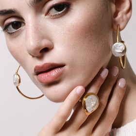 Gold-plated round Pearl earrings
