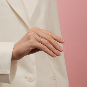 Women's classic engagement ring in white gold