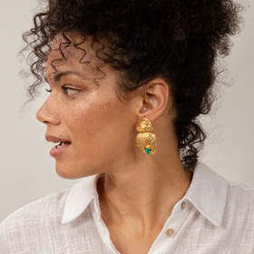 Gold-plated double shell earrings with emerald