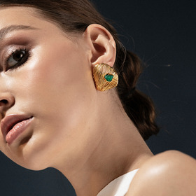 Gold-plated shell earrings with emerald