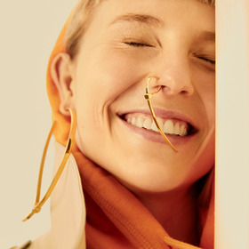 Small gilded zip-tie earring