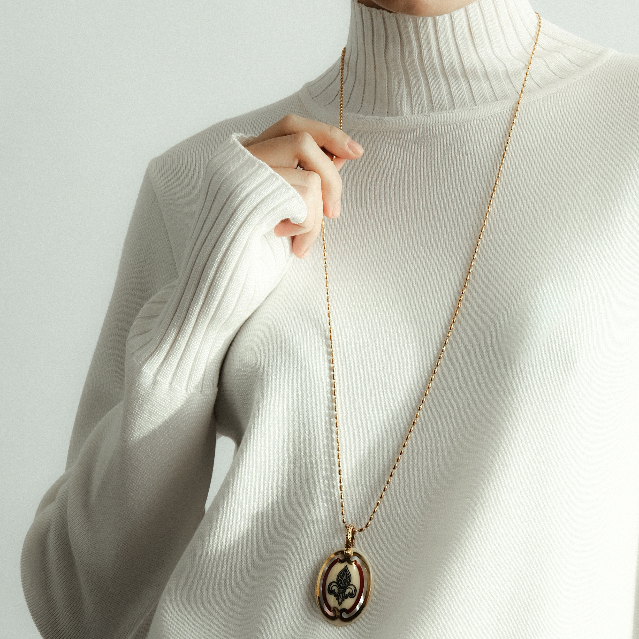 Lily best sale pendant necklace